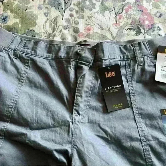 Women Lee flex to go Bermuda shorts 9 inch in scene size 16 new with tags​ - Picture 3 of 7